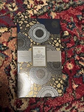 NIB Voluspa White Currants & Alpine Lace Floral Reed Diffuser